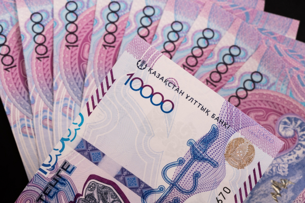 Тенге укрепляется: Нацбанк удерживает жесткую политику ради дезинфляции
