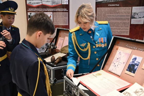 В Караганде военные провели уроки мужества и поздравили 100-летнего ветерана